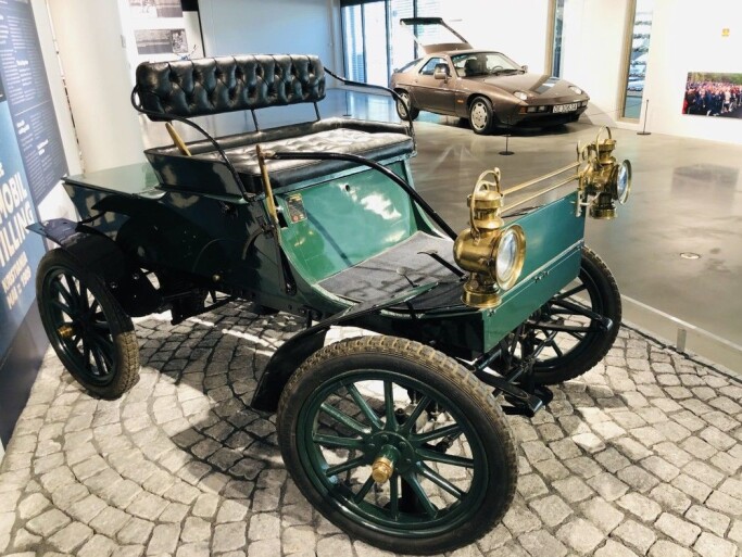 Markus Hansen Fossum built this car with four horsepower engine in his backyard at Akersgata 47 in Kristiania (now Oslo). The car was first registered in 1907. Markus Hansen Fossum built this car with four horsepower engine in his backyard at Akersgata 47 in Kristiania (now Oslo). The car was first registered in 1907.