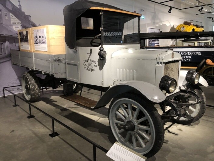 Staværn Bilfabrikk initially focused on electric motors, and the first electric trucks were ready to roll in 1919. But after building ten electric trucks, the battery was determined to be too large and heavy, and the company switched to gasoline engines. About 40 trucks were produced in Stavern before the factory gave up due to fierce competition from foreign mass production. This car was stored in a garage in the city of Sandefjord for 40 years and is the only existing Staværn truck known today. Staværn Bilfabrikk initially focused on electric motors, and the first electric trucks were ready to roll in 1919. But after building ten electric trucks, the battery was determined to be too large and heavy, and the company switched to gasoline engines. About 40 trucks were produced in Stavern before the factory gave up due to fierce competition from foreign mass production. This car was stored in a garage in the city of Sandefjord for 40 years and is the only existing Staværn truck known today.