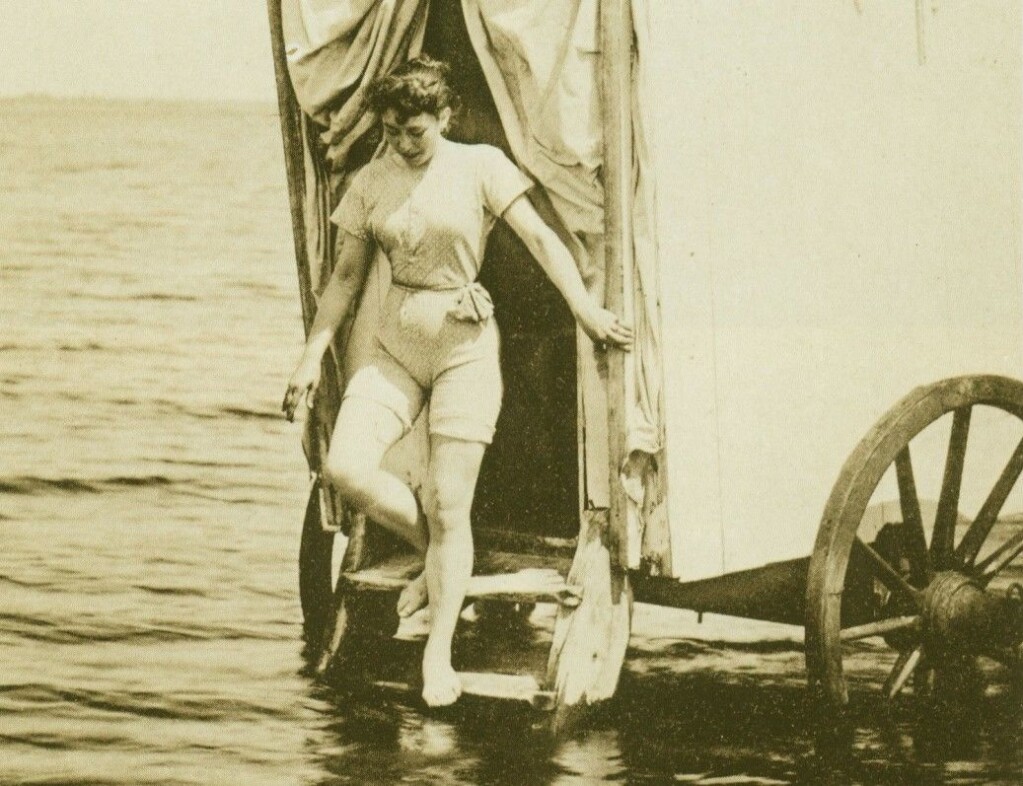 A woman emerges from a “bathing machine” in Germany in 1893. Norwegian bathing doctors took inspiration from trips to the continent and England, where bathing as a medical treatment was considered a high status therapy. A woman emerges from a “bathing machine” in Germany in 1893. Norwegian bathing doctors took inspiration from trips to the continent and England, where bathing as a medical treatment was considered a high status therapy.