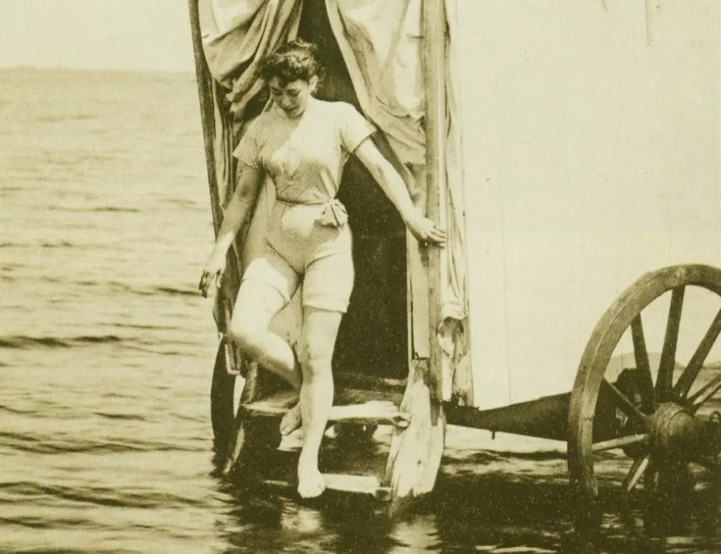 A woman emerges from a “bathing machine” in Germany in 1893. Norwegian bathing doctors took inspiration from trips to the continent and England, where bathing as a medical treatment was considered a high status therapy.