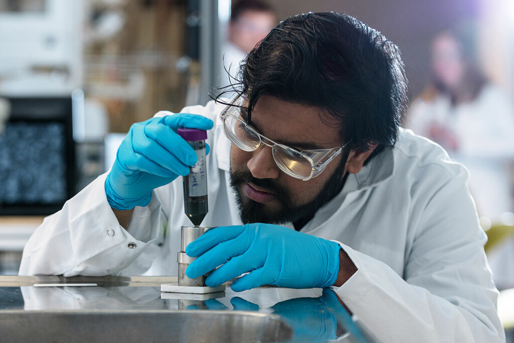 Sulalit Bandyopadhyay is a postdoctoral fellow at NTNU's Department of Chemical Engineering. He was in charge of the production of the magnetic nanoparticles used in the NTNU test.