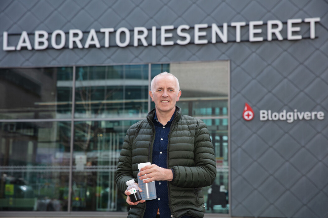Professor Magnar Bjørås with a test kit in hand. The kit contains enough magnetic nanoparticles and chemical solution for 10,000 tests. Professor Magnar Bjørås with a test kit in hand. The kit contains enough magnetic nanoparticles and chemical solution for 10,000 tests.