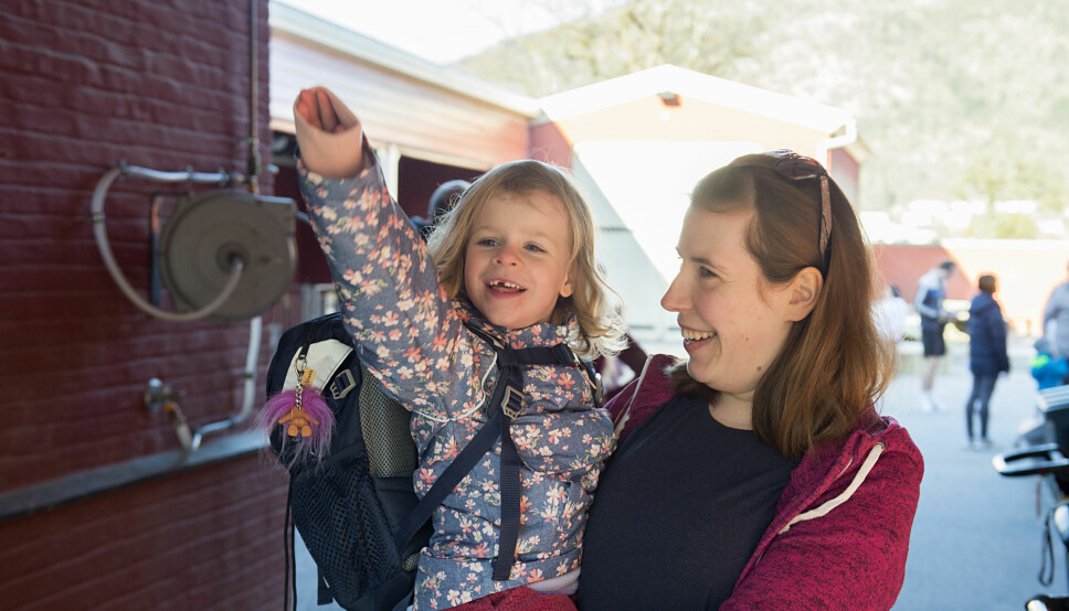 More than 90 per cent of the kindergarten employees surveyed in a study say they would recommend their kindergarten as a place of work to others. Pictured here is employee Nina Sry welcoming children back to a kindergarten in Bergen after the corona-lockdown in March and April 2020.
