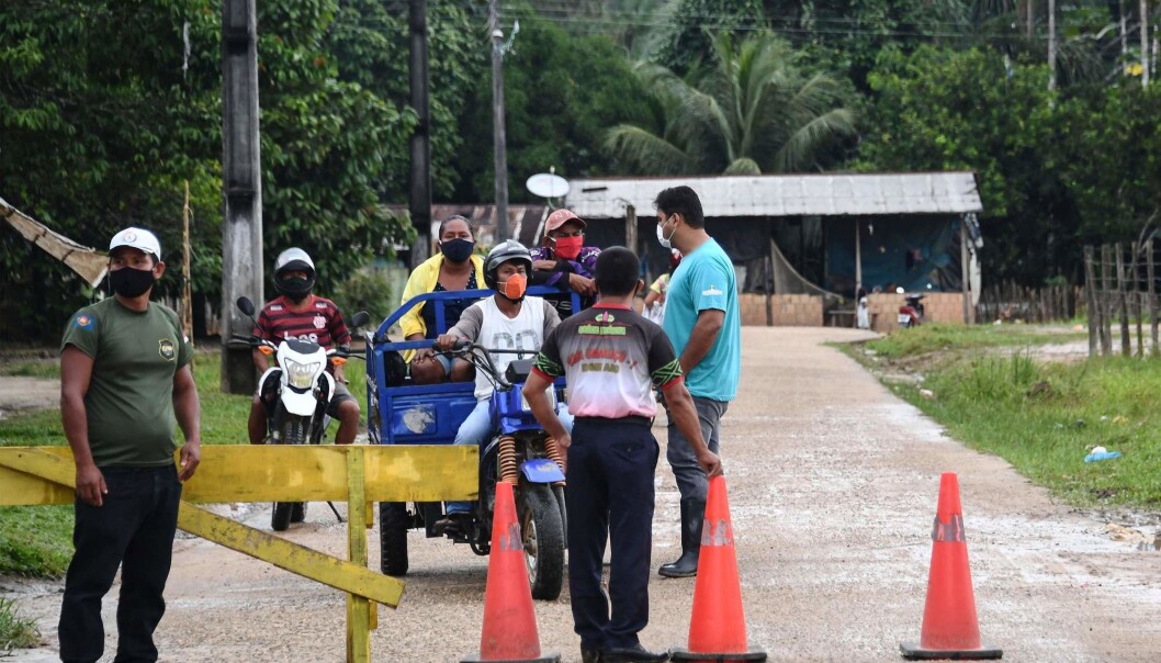 Indigenous peoples in the Amazon in Brazil set up roadblocks to prevent outsiders from accessing their villages. They are afraid of becoming infected with the coronavirus. Indigenous peoples in the Amazon in Brazil set up roadblocks to prevent outsiders from accessing their villages. They are afraid of becoming infected with the coronavirus.