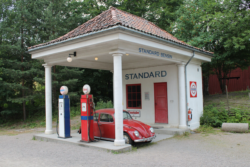 Roughly 100 years ago, aesthetic gems like this began to appear along the roads in Norway. This station in Holmestrand was in operation from 1928 to 1968. Today there’s a copy of it at the Norwegian Museum of Cultural History in Oslo. Roughly 100 years ago, aesthetic gems like this began to appear along the roads in Norway. This station in Holmestrand was in operation from 1928 to 1968. Today there’s a copy of it at the Norwegian Museum of Cultural History in Oslo.