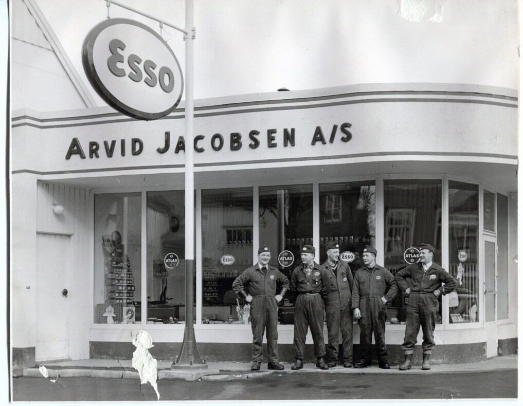 Proud petrol station employees in Trondheim. The owner of the station, Arvid Jacobsen, is at the far left. Proud petrol station employees in Trondheim. The owner of the station, Arvid Jacobsen, is at the far left.