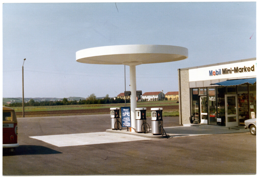 Mobil station in Sola, in Rogaland Country. This is what a petrol station might look like in the 1970s and 1980s. The design outside still adheres to the carefully crafted corporate style, while inside the petrol station has become more of a kiosk with many items. Mobil station in Sola, in Rogaland Country. This is what a petrol station might look like in the 1970s and 1980s. The design outside still adheres to the carefully crafted corporate style, while inside the petrol station has become more of a kiosk with many items.