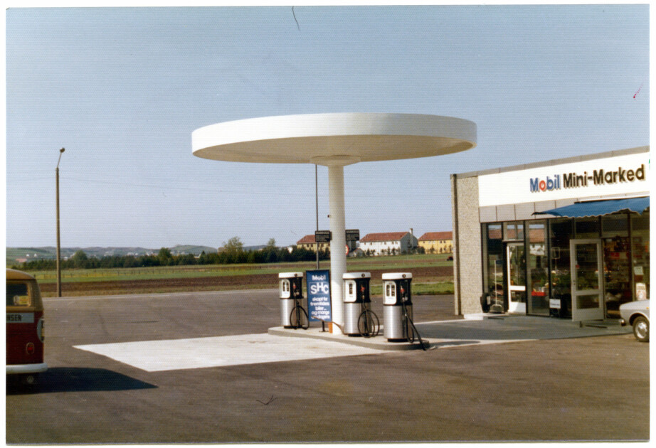 Mobil station in Sola, in Rogaland Country. This is what a petrol station might look like in the 1970s and 1980s. The design outside still adheres to the carefully crafted corporate style, while inside the petrol station has become more of a kiosk with many items.