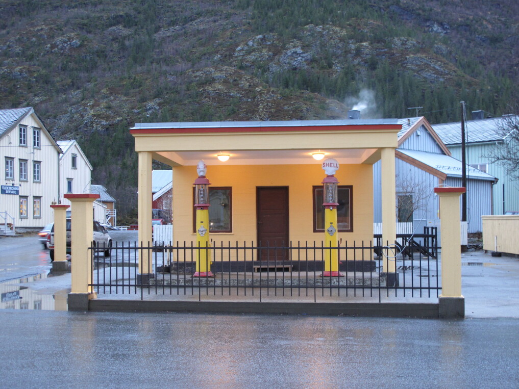 This Shell station in Mosjøen is the oldest original petrol station in Nordland. It is protected by the Norwegian Directorate for Cultural Heritage. The station dates from the 1930s, when neoclassic styles with Greek columns had been replaced by more modern functionalism. The Mosjøen station is built in a typical simple functional style. This Shell station in Mosjøen is the oldest original petrol station in Nordland. It is protected by the Norwegian Directorate for Cultural Heritage. The station dates from the 1930s, when neoclassic styles with Greek columns had been replaced by more modern functionalism. The Mosjøen station is built in a typical simple functional style.
