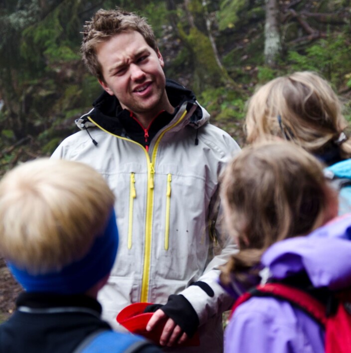 PE student teacher Hallgeir Martinsen from the NIH on a forest walk with a class from Lommedalen school. PE student teacher Hallgeir Martinsen from the NIH on a forest walk with a class from Lommedalen school.