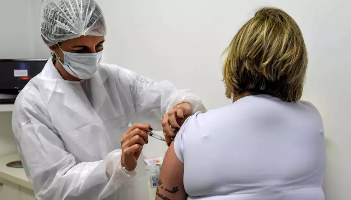 A Brazilian woman receives the Oxford vaccine in phase three of the test.