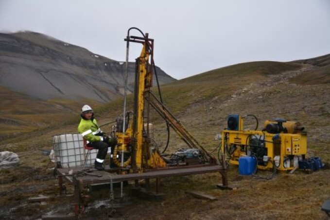 Drilling to bring up samples from Deltadalen, Svalbard. Drilling to bring up samples from Deltadalen, Svalbard.