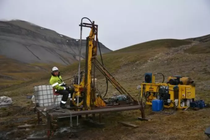 Drilling to bring up samples from Deltadalen, Svalbard.