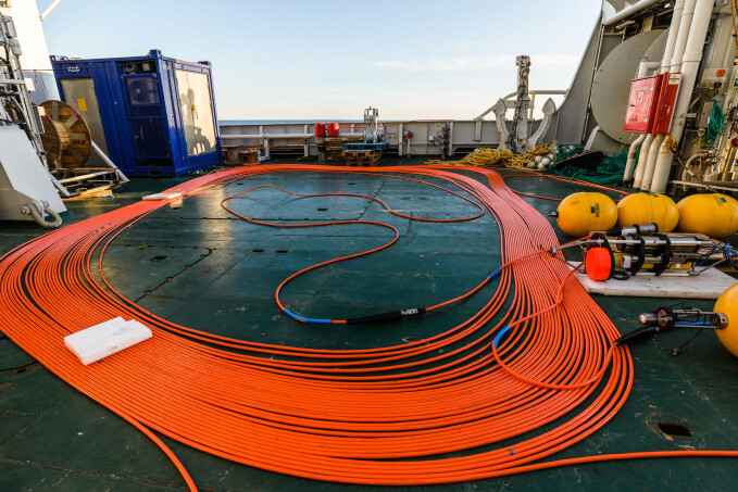 A total of 60 km of cable that extends over the entire continental shelf have been laid out outside Vesterålen. A total of 60 km of cable that extends over the entire continental shelf have been laid out outside Vesterålen.