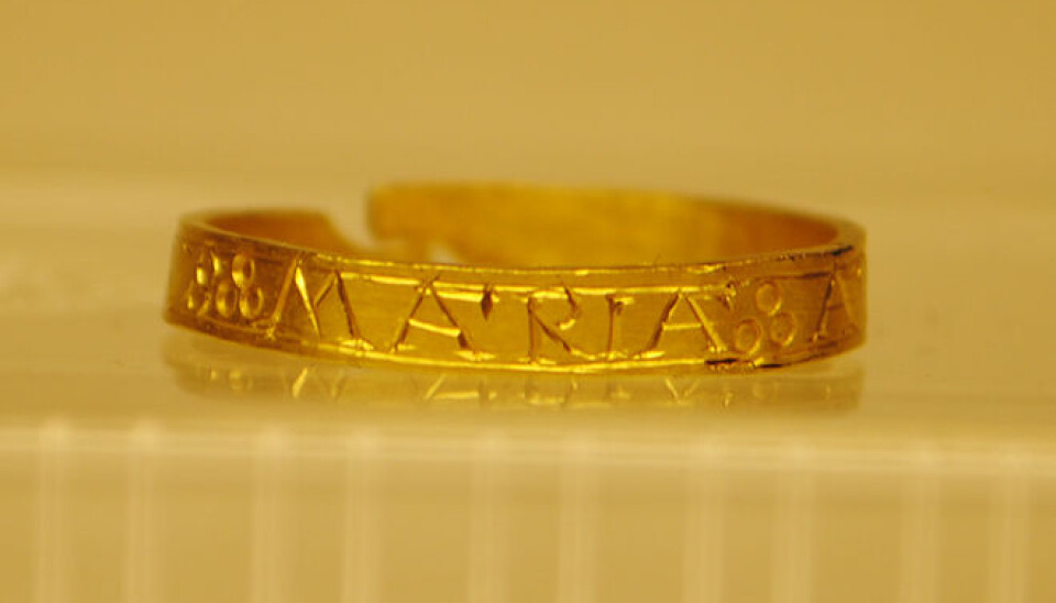 On jewellery and other valuables, inscripton were mostly in letters. Here is a ring with the inscription 'Maria'.