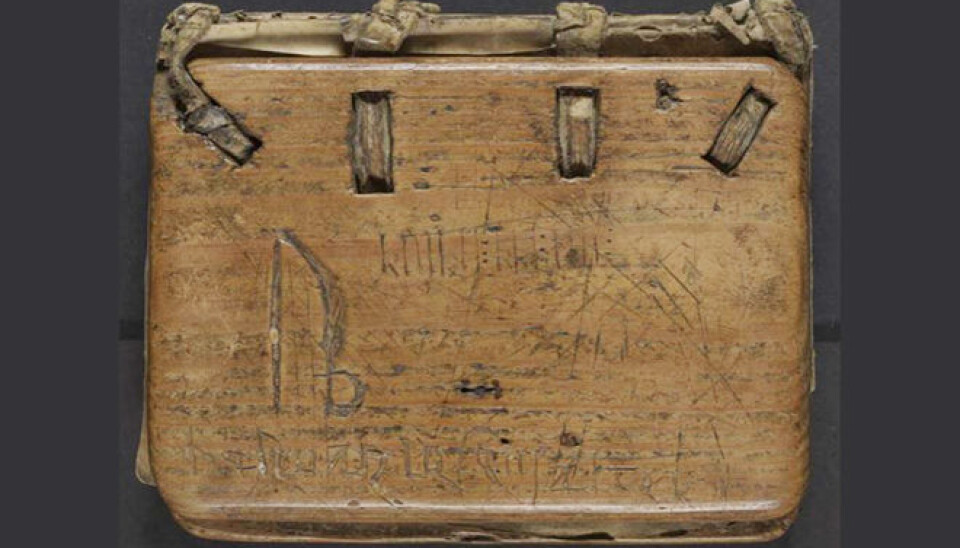 On the wooden cover of the Kvikne psalter, Elise Kleivane found a mix of letters and runes.