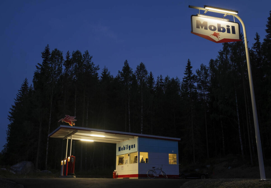 Starting this summer, the only preserved Mobil Station in Norway is on display at the Norwegian Road Museum, restored to the way it looked in the early 1960s. The functional-style station was originally built on Kirkegata in the centre of Lillehammer in 1934. It was probably Lillehammer’s city architect who designed the station in the simple and beautiful functionalist style of the time.