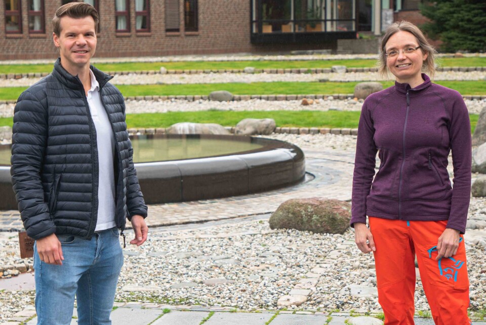 Researchers at UiT have compared corona restrictions in six countries, and looked at psychological reactions among the population. To the left, Gerit Pfuhl, professor at the Department of Psychology, to the right, Martin Mækelæ, psychology student.