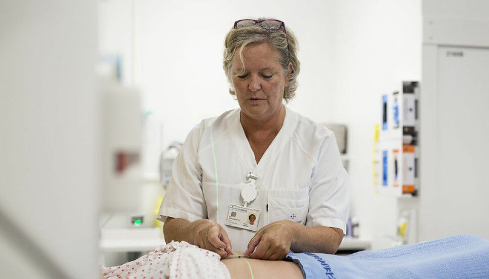 A radiation therapist measures the area of a patient to be irradiated at Haukeland University Hospital. Researchers in Bergen have now developed a far more accurate method for using radiation therapy to treat cancer in the pelvic area.