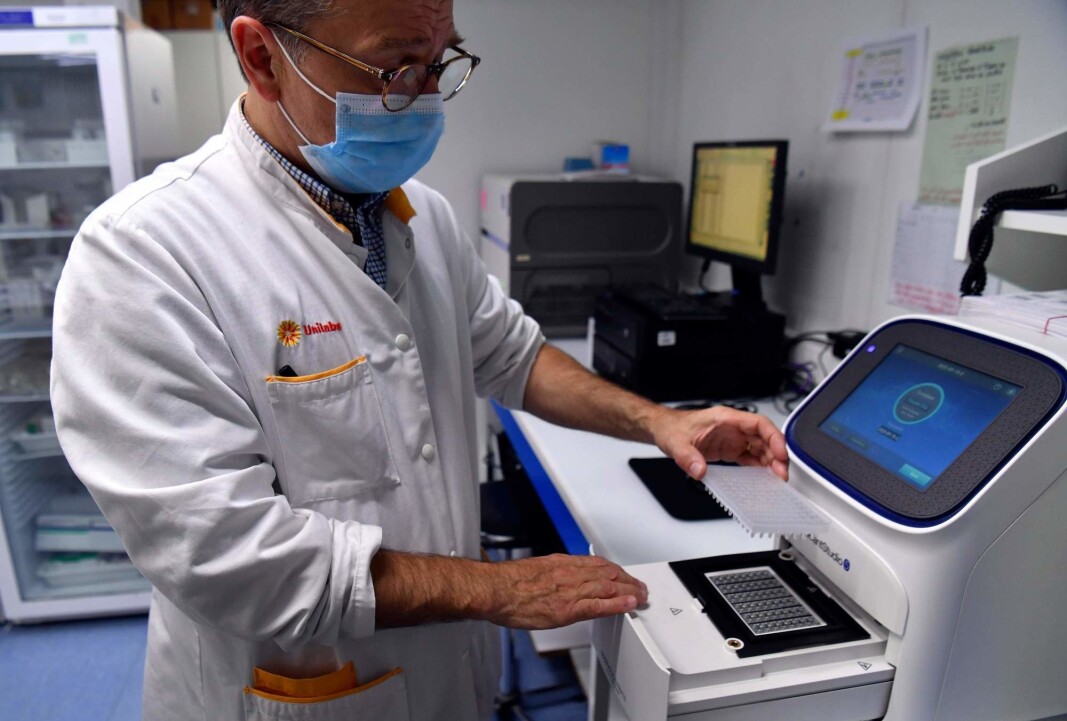 A PCR machine is a small heater that can switch between different temperatures in a cycle. At high temperatures, DNA opens like a zipper. The samples to be tested have had enzymes added to them. These enzymes make new copies of DNA, which means there will be twice as many "zippers" for each cycle. It is important that the enzymes only copy the coronavirus genetic material. To ensure this, health workers use small genetic codes from the virus which attach to the open zipper. In this way, they show the enzyme where to find the coronavirus genetic material to be copied. A PCR machine is a small heater that can switch between different temperatures in a cycle. At high temperatures, DNA opens like a zipper. The samples to be tested have had enzymes added to them. These enzymes make new copies of DNA, which means there will be twice as many "zippers" for each cycle. It is important that the enzymes only copy the coronavirus genetic material. To ensure this, health workers use small genetic codes from the virus which attach to the open zipper. In this way, they show the enzyme where to find the coronavirus genetic material to be copied.