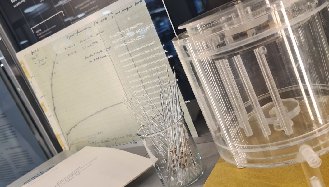 Notes and equipment from when Kjell Kleppe and another pioneer, Agnar Nygaard, made breakthrough discoveries about DNA. These objects are now part of a permanent exhibition at the University of Bergen. “We made a lot of the chemicals and equipment ourselves,” says Haarr, who is now retired from his professorship at the University of Bergen. Notes and equipment from when Kjell Kleppe and another pioneer, Agnar Nygaard, made breakthrough discoveries about DNA. These objects are now part of a permanent exhibition at the University of Bergen. “We made a lot of the chemicals and equipment ourselves,” says Haarr, who is now retired from his professorship at the University of Bergen.