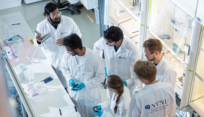 Postdoctoral researcher Sulalit Bandyopadhyay at his lab with his team at the Department of Chemical Engineering at NTNU. They are producing the magnetic beads used in the new test method for SARS-CoV-2 virus (corona test). Postdoctoral researcher Sulalit Bandyopadhyay at his lab with his team at the Department of Chemical Engineering at NTNU. They are producing the magnetic beads used in the new test method for SARS-CoV-2 virus (corona test).