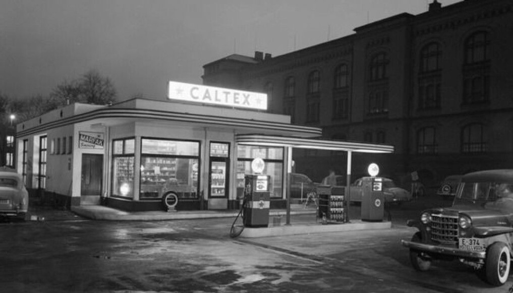 A Caltex station photographed in 1957 in Tullinløkka, in the centre of Oslo. The station gives little reason for doubt about the influence from the USA. A Caltex station photographed in 1957 in Tullinløkka, in the centre of Oslo. The station gives little reason for doubt about the influence from the USA.