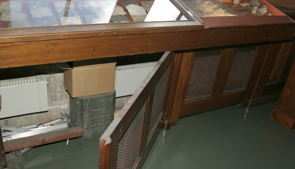 For a long time Professor Goldschmidt’s urn stood anonymously and discreetly behind the radiator in the rock collection at the Geological Museum. For a long time Professor Goldschmidt’s urn stood anonymously and discreetly behind the radiator in the rock collection at the Geological Museum.