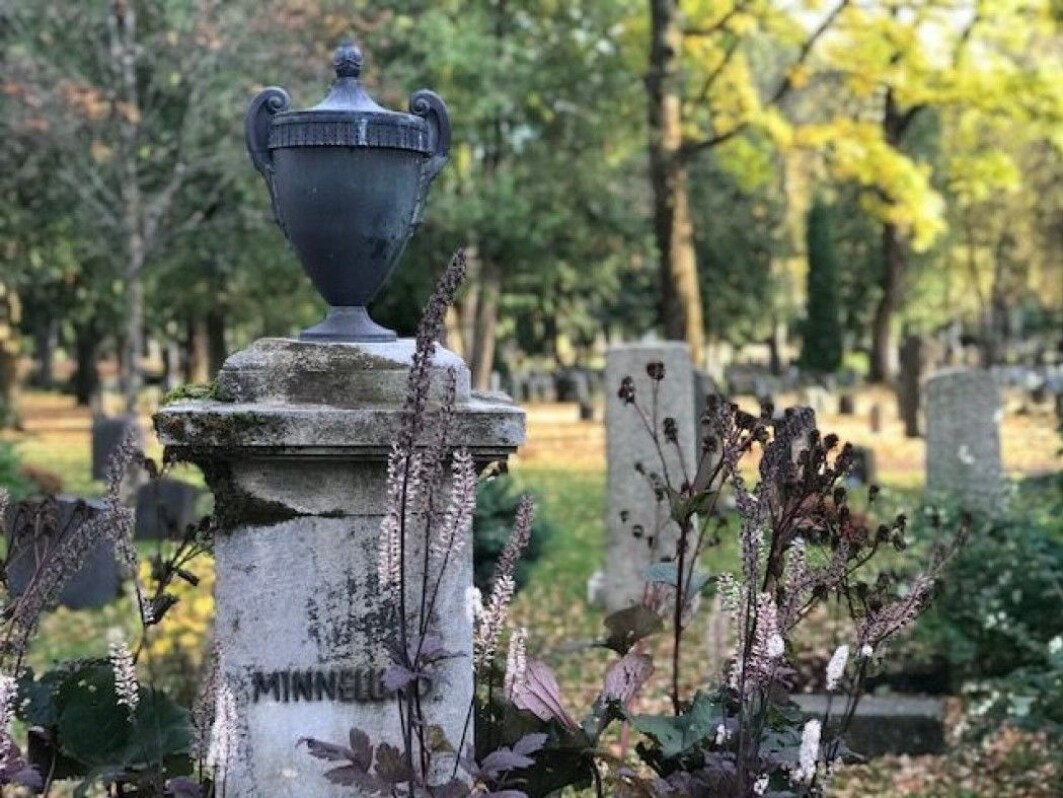 In this memorial grove for unmarked graves at Vestre Gravlund cemetery in Oslo lie the ashes of Victor Moritz Goldschmidt. The University of Oslo – his employer – was his closest connection, but wasn’t willing to take responsibility for a headstone. In this memorial grove for unmarked graves at Vestre Gravlund cemetery in Oslo lie the ashes of Victor Moritz Goldschmidt. The University of Oslo – his employer – was his closest connection, but wasn’t willing to take responsibility for a headstone.