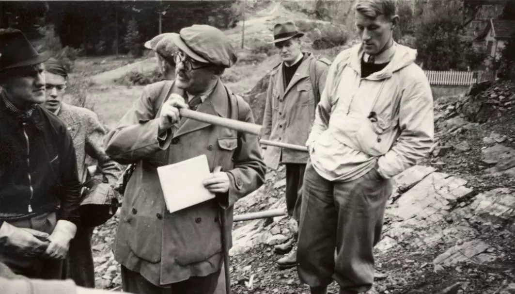 Professor Goldschmidt holds the geologist's hammer and talks to excursion participants. Friedman found that he had a fierce temper but that he was also very generous, especially towards students and PhD candidates.