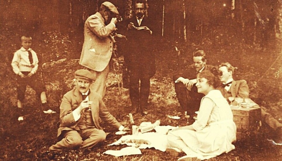 Physicist Albert Einstein visited Norway in June 1920. He was to give three lectures on the theory of relativity in the University's auditorium. Here he is in conversation with Heinrich Goldschmidt on an excursion that was arranged for them. In front are Victor Moritz Goldschmidt and Einstein's stepdaughter Ilse.