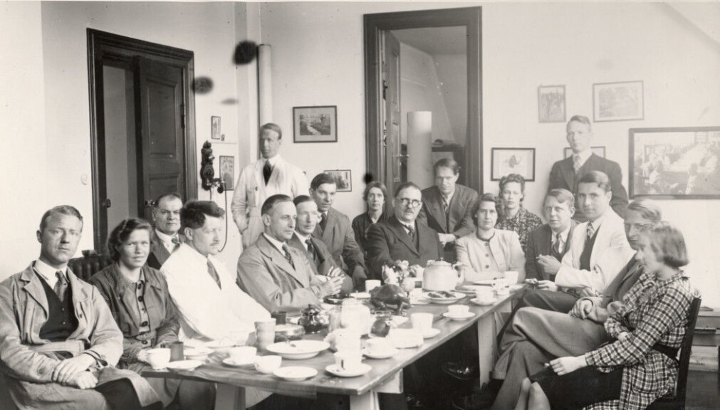 The staff at the Geological Museum on Tøyen takes a coffee break in 1939. Victor Moritz Goldschmidt in the upper left corner. The staff at the Geological Museum on Tøyen takes a coffee break in 1939. Victor Moritz Goldschmidt in the upper left corner.