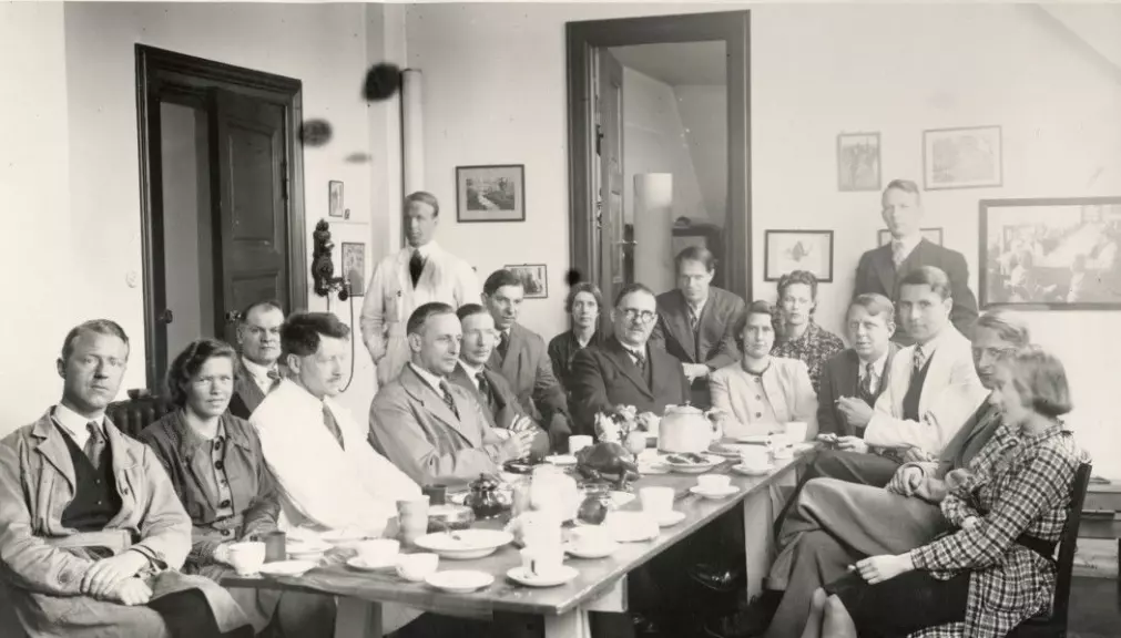 The staff at the Geological Museum on Tøyen takes a coffee break in 1939. Victor Moritz Goldschmidt in the upper left corner.