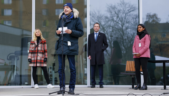 Researcher Arne Søraas at a press conference earlier today. Norwegian researchers aim to find out if cod liver oil protects against the coronavirus. Researcher Arne Søraas at a press conference earlier today. Norwegian researchers aim to find out if cod liver oil protects against the coronavirus.