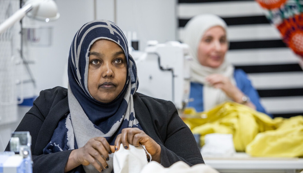 Hodan Sjama (left) and Hamar Ali Tesli (in the background) work at the sowing house (systua) at IKEA Furuset. The Sowing house is run by Sisters in Business and hires people who have previously not been part of working life. Hodan Sjama (left) and Hamar Ali Tesli (in the background) work at the sowing house (systua) at IKEA Furuset. The Sowing house is run by Sisters in Business and hires people who have previously not been part of working life.