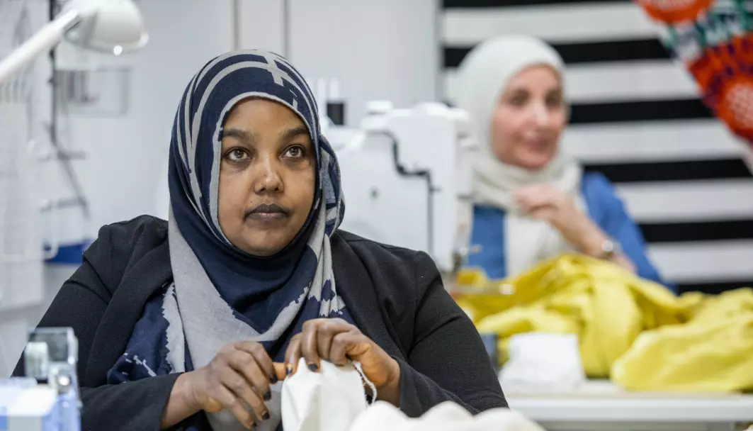 Hodan Sjama (left) and Hamar Ali Tesli (in the background) work at the sowing house (systua) at IKEA Furuset. The Sowing house is run by Sisters in Business and hires people who have previously not been part of working life.