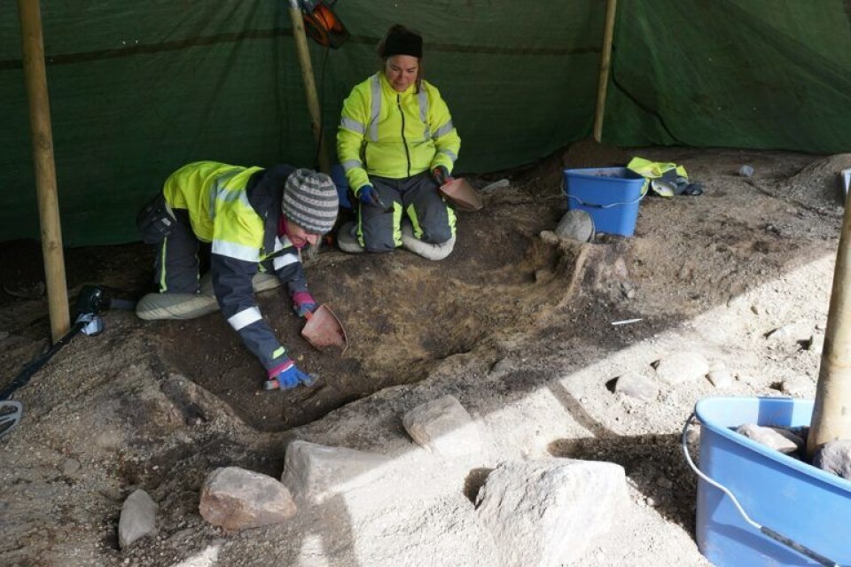 Maria Vestvik and Elise Kjørsvik from the NTNU Museum at the Viking grave.