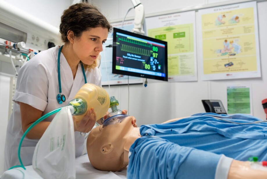 “We create a realistic situation where the students can gain relevant experience managing acute changes in a patient,” says Kristine Haddeland.