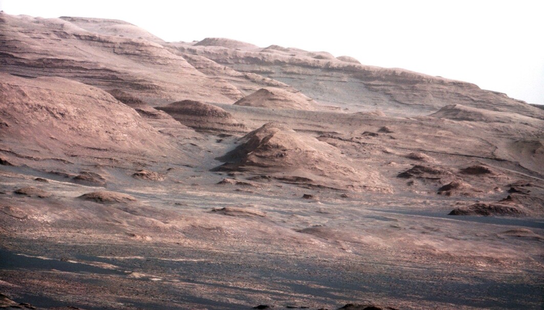 The climate on Mars is freezing, but it hasn't always been like that. 3,6 billion years ago, gigantic floods may have washed through the crater at the forefront of this image. The climate on Mars is freezing, but it hasn't always been like that. 3,6 billion years ago, gigantic floods may have washed through the crater at the forefront of this image.