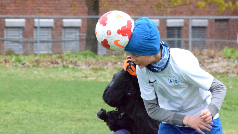 Heading. This type of impact again and again: Is this the cause of the head injuries many football players describe? Stian Bahr Sandmo want to find out.