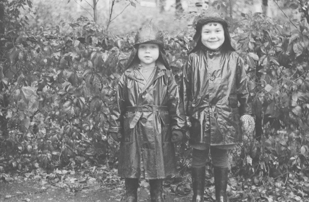 These two youngsters attended kindergartens similar to the ones Norway has today. Called by various names, kindergartens were slowly but surely established in Norway in the early 20th century. The picture is from Barnehavet Gange-Rolvs gate in Oslo in 1938.