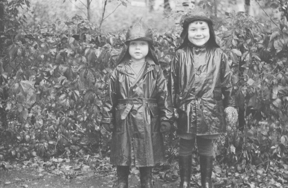 These two youngsters attended kindergartens similar to the ones Norway has today. Called by various names, kindergartens were slowly but surely established in Norway in the early 20th century. The picture is from Barnehavet Gange-Rolvs gate in Oslo in 1938.
