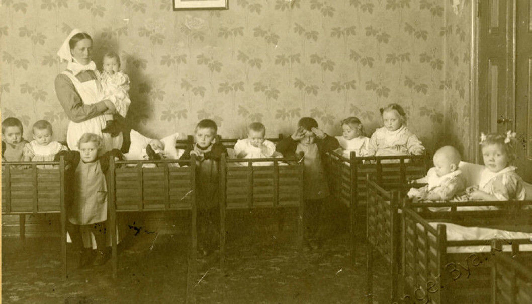 The Cathedral crèche in Stavanger 1919: The picture shows a ward sister and the children in the dormitory. This institution continued to be run by a female deacon or ward sister until 1970. The Cathedral crèche in Stavanger 1919: The picture shows a ward sister and the children in the dormitory. This institution continued to be run by a female deacon or ward sister until 1970.