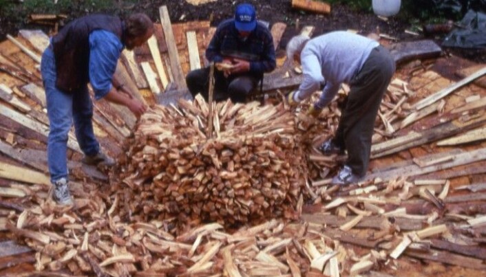 It takes a long time to make tar with traditional methods. This picture is from the construction of burn site in Troms in 1996. It takes a long time to make tar with traditional methods. This picture is from the construction of burn site in Troms in 1996.