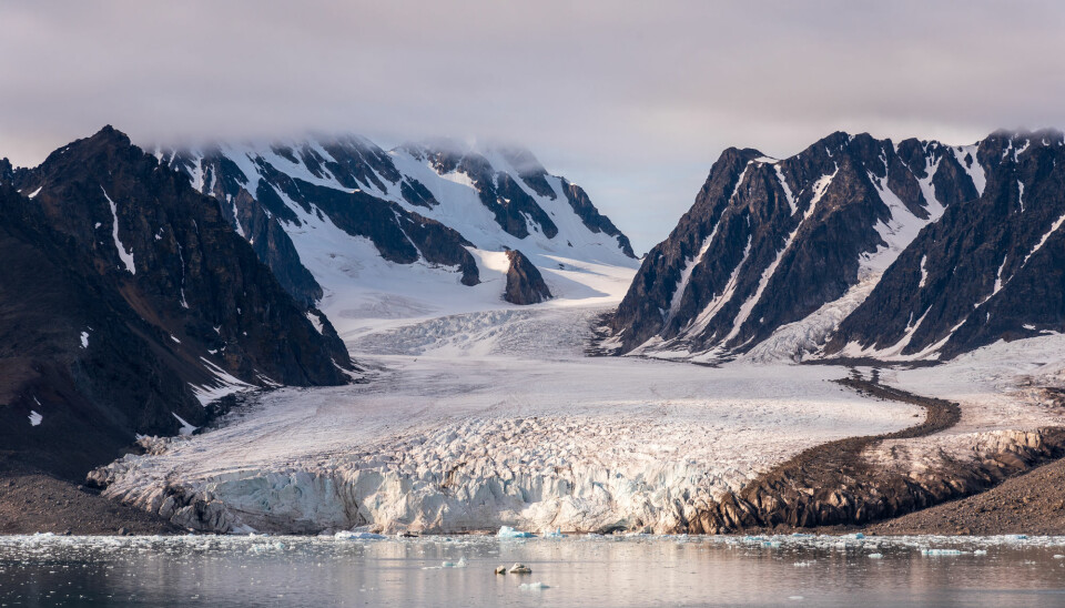 Glaciers respond to climate change in a number of different ways. Some become more passive. Others begin to move and can release large amounts of ice. The photo shows the Monaco glacier on Svalbard.