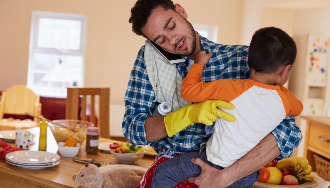 How many hours do you spend on household duties? According to new analyses, men spend a total of three and a half hours a day on family work, 55 minutes more than in 1980. How many hours do you spend on household duties? According to new analyses, men spend a total of three and a half hours a day on family work, 55 minutes more than in 1980.