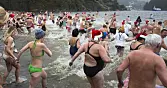 Is cold water swimming in the winter healthy?