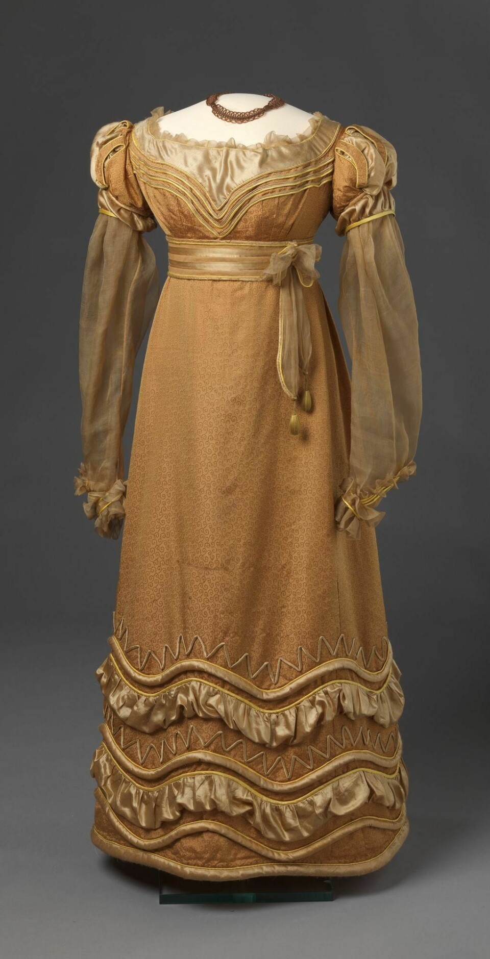 The dress is from 1825 and is probably hand-sewn from silk fabric and satin. (Photo: National Museum of Art, Architecture and Design)