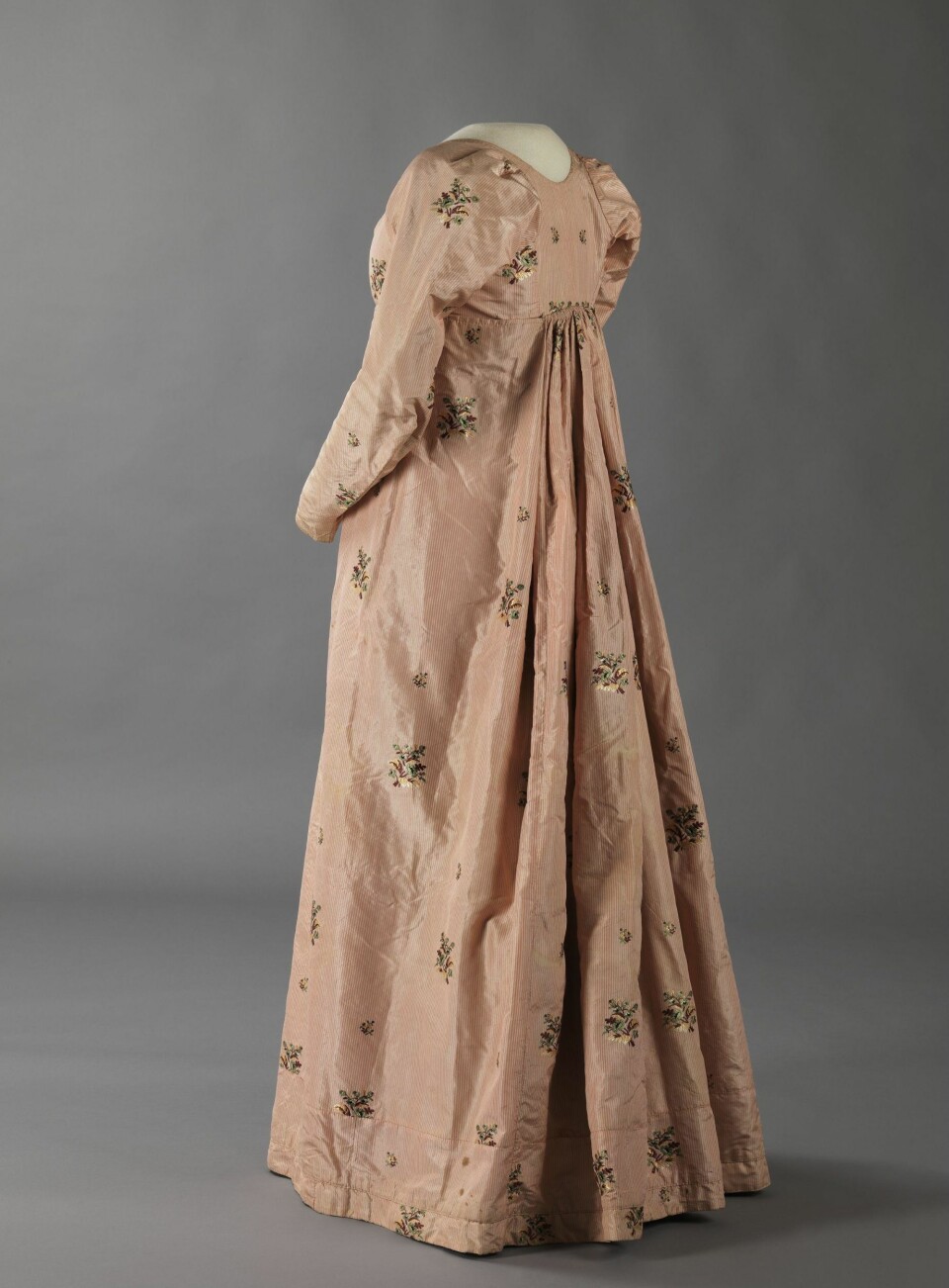 This dress shape is from 1800-1810s, but the silk fabric is from the 1780s. (Photo: National Museum of Art, Architecture and Design)