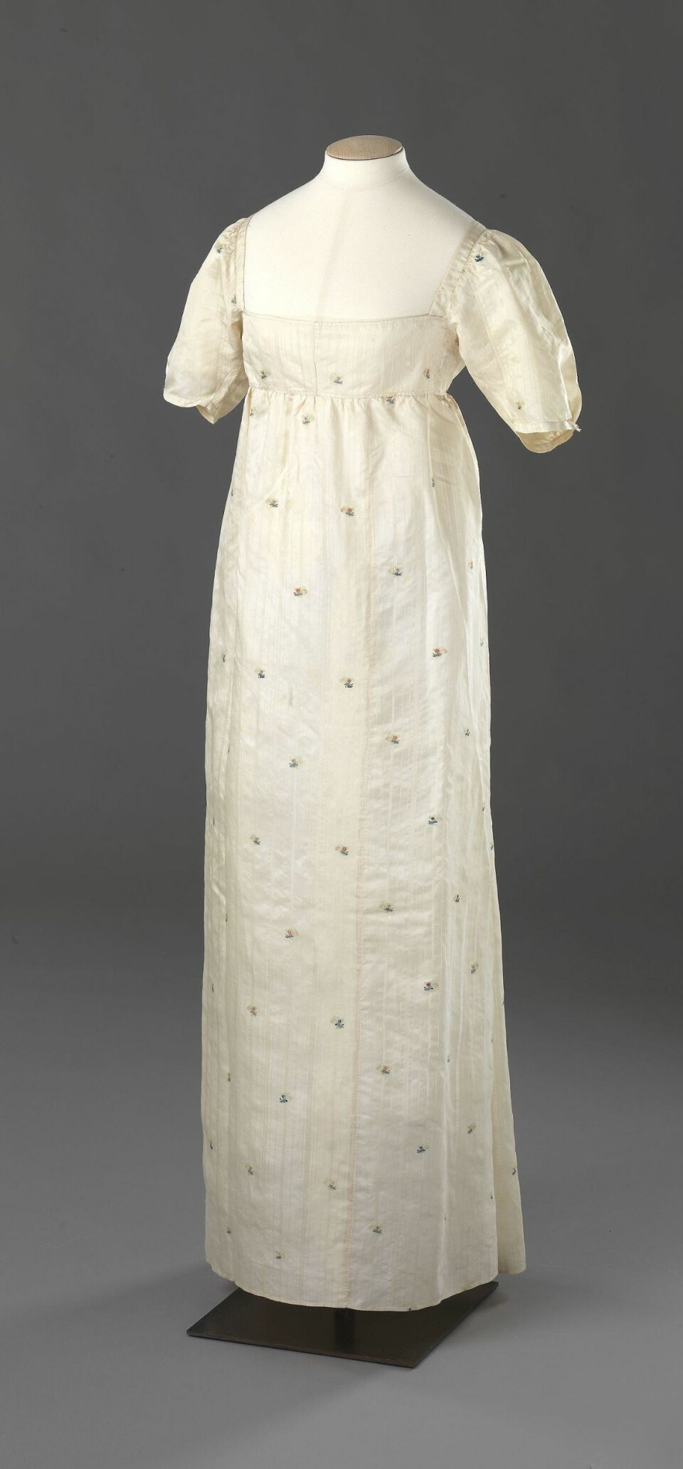 The dress is from around 1810 and is also made of silk. (Photo: National Museum of Art, Architecture and Design)